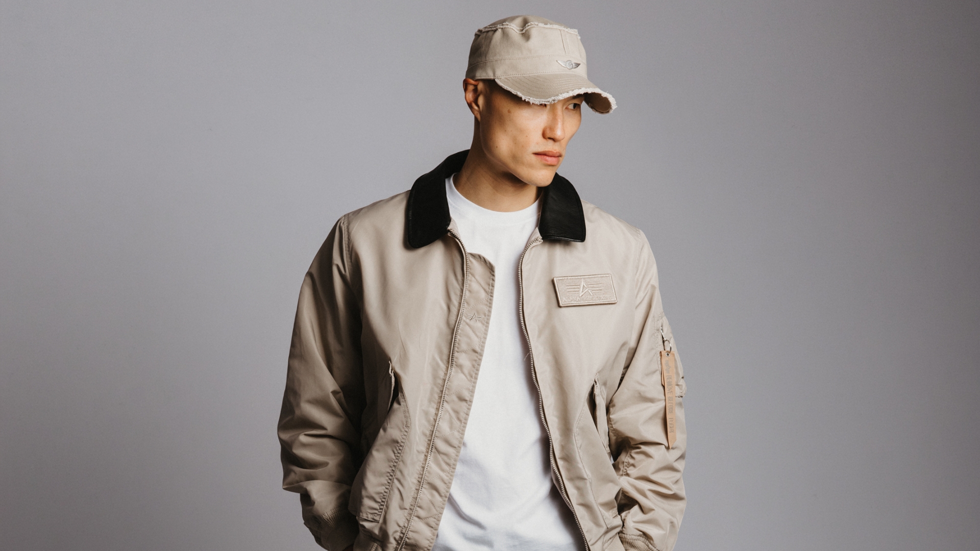 Alpha Industries CWU Fliegerjacke in Sandbeige mit Cap – getragen von einem Model