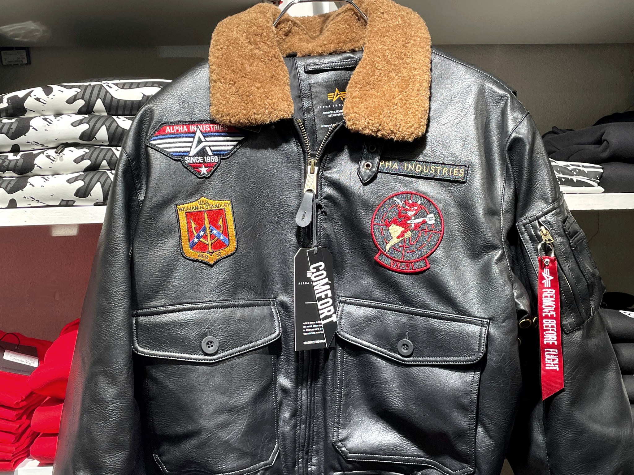 Alpha-Industries-Lederjacke mit Patches und Teddyfell-Kragen im US SHOP Karlsruhe