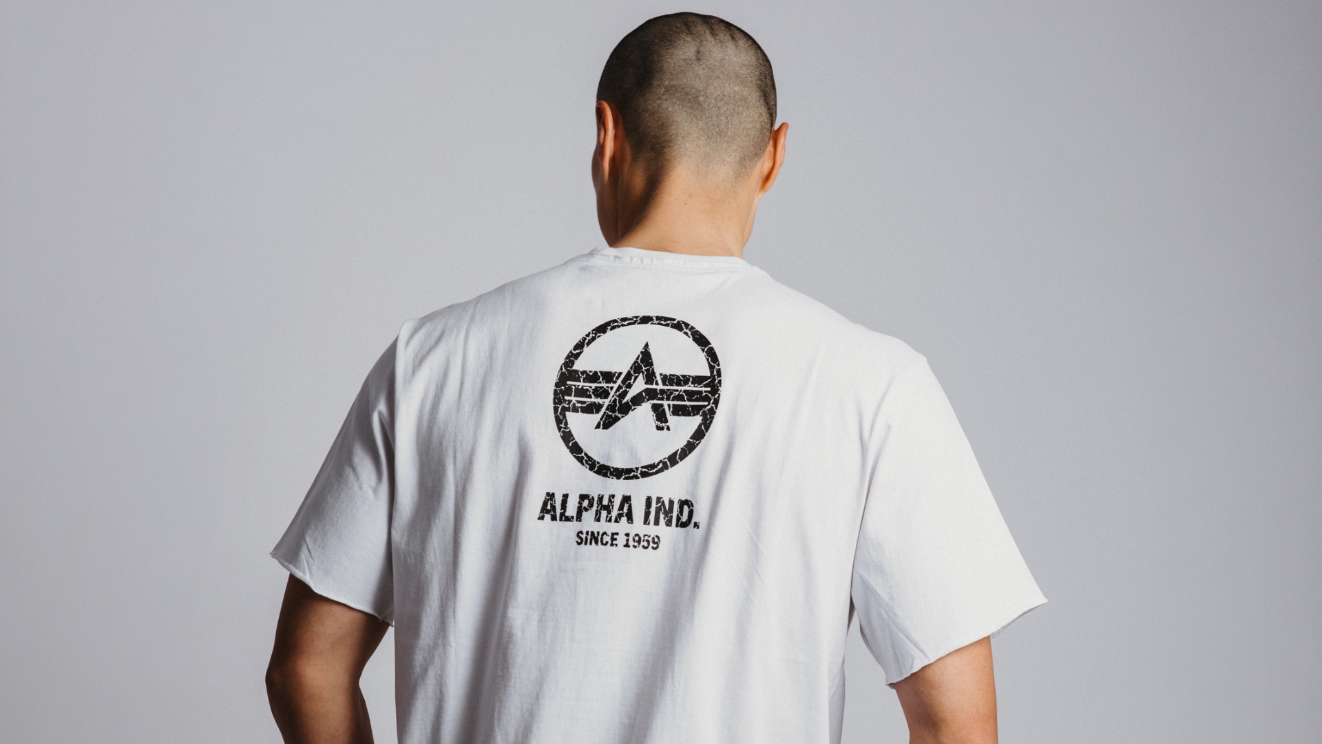 Weißes Alpha-Industries-T-Shirt mit großem Logo-Print auf dem Rücken