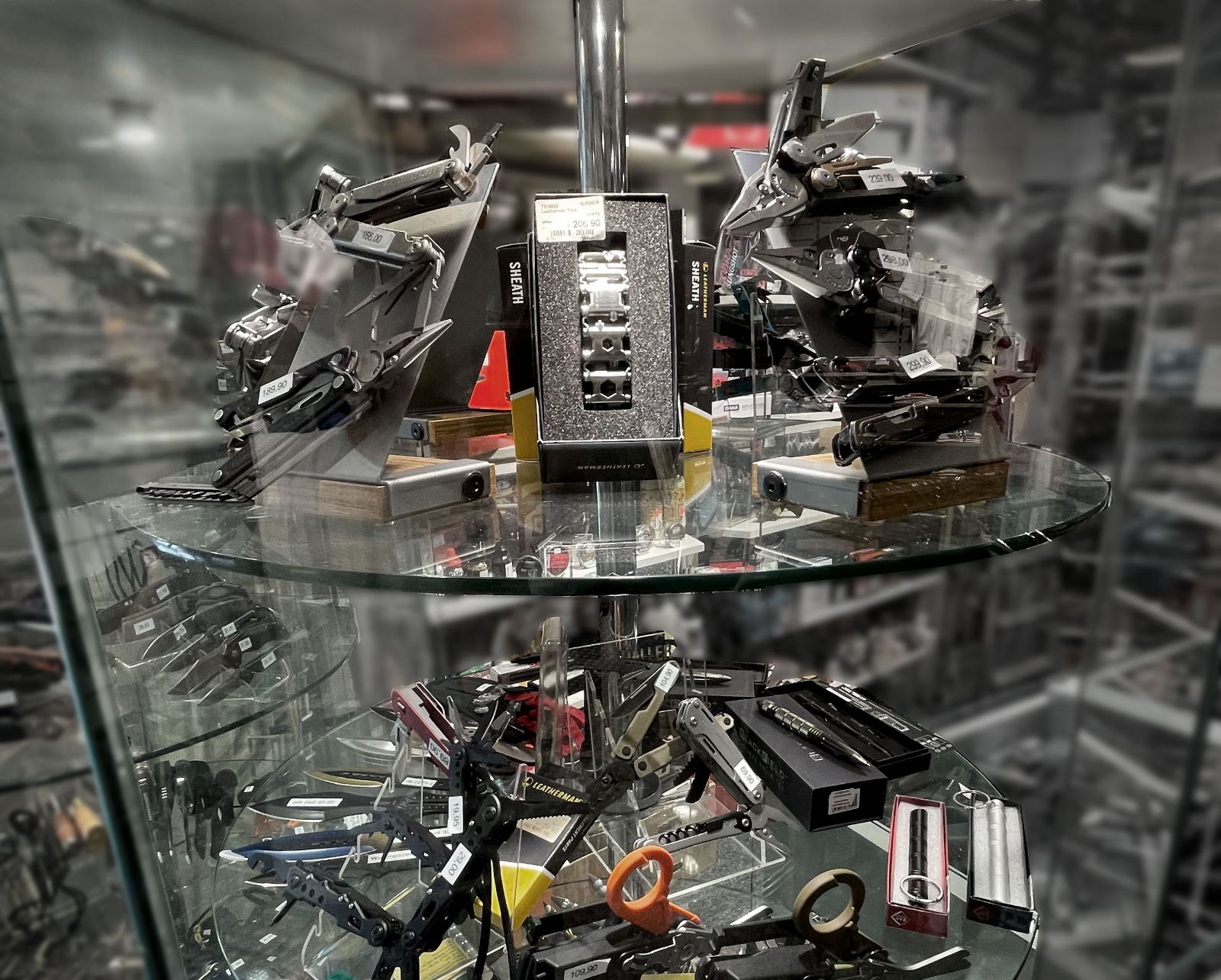 Leatherman Multitools in der Vitrine