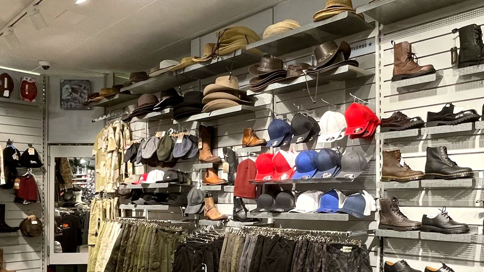 Caps, Hüte und Accessoires